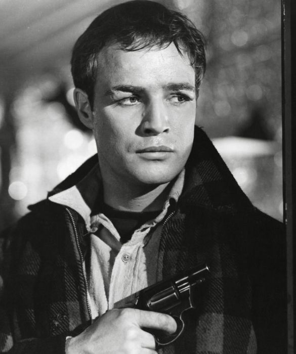 <p>L’anno seguente Brando vestì i panni dello scaricatore ed ex pugile Terry Malloy in<em> Fronte del porto</em>. Otto le statuette vinte da questa pellicola, tra cui miglior regista (ancora Kazan) e attore protagonista (Brando, ovviamente).</p>
