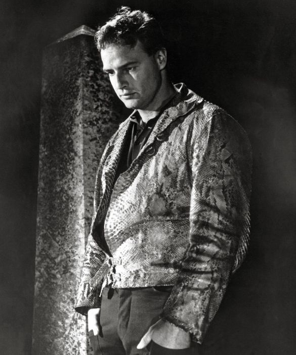 <p>In<em> Pelle di serpente</em>, ambientato in una contea del sud degli Usa ma con evidenti rimandi al mito di Orfeo e Euridice, Marlon Brando recitò a fianco di Anna Magnani. Bene sullo schermo la coppia, male sul set: «Una donna poco attraente, sempre alla ricerca di essere dominata sessualmente», dirà della collega italiana.</p>
