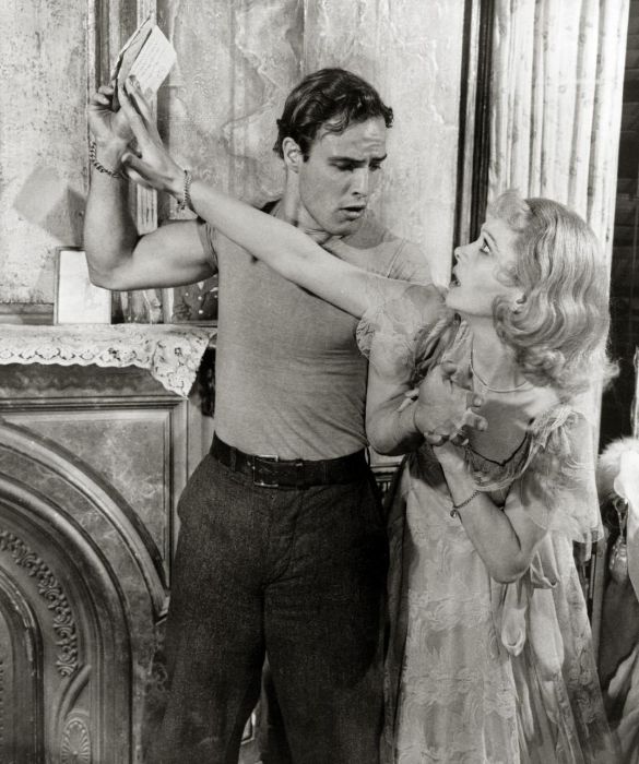 <p>Marlon Brando raggiunse la popolarità grazie al ruolo di Stanley Kowalski nel film <em>Un tram che si chiama Desiderio</em>, diretto da Elia Kazan e tratto dall’omonimo dramma di Tennessee Williams (che aveva già interpretato a teatro).</p>
