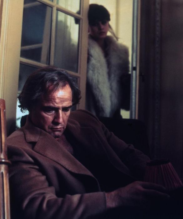 <p>Film ad alto tasso di erotismo diretto da Bernardo Bertolucci, <em>Ultimo tango a Parigi </em>è passato alla storia per la controversa scena di sesso (o meglio stupro, con il burro) tra Marlon Brando e Maria Schneider, che traumatizzò l’attrice.</p>
<p> </p>
