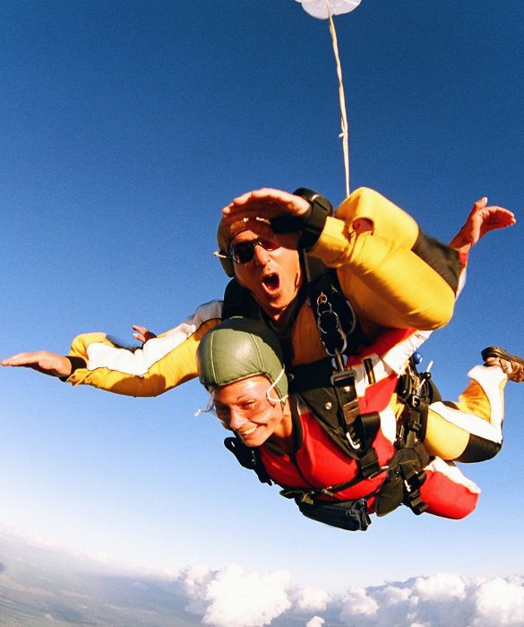 Se siete amanti delle emozioni forti, se pensate che sposarsi sia un po' un salto nel vuoto... Il paracadutismo è proprio quello che fa per voi! Riuscirete a lanciarvi da un aereo? C'è un solo modo per scoprirlo!