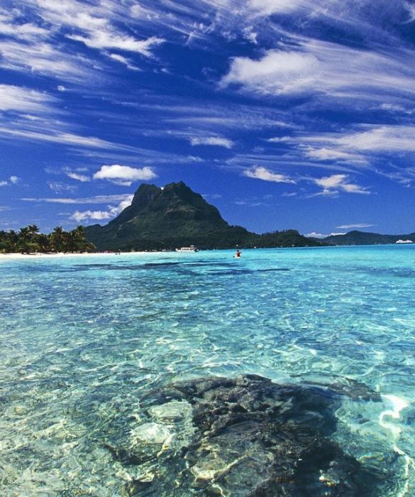 Chi invece desidera letteralmente scappare dal mondo e raggiungere una sorta di paradiso terrestre deve puntare su Bora Bora, nell'arcipelago delle Isole della Società, nel cuore dell'Oceano Pacifico.