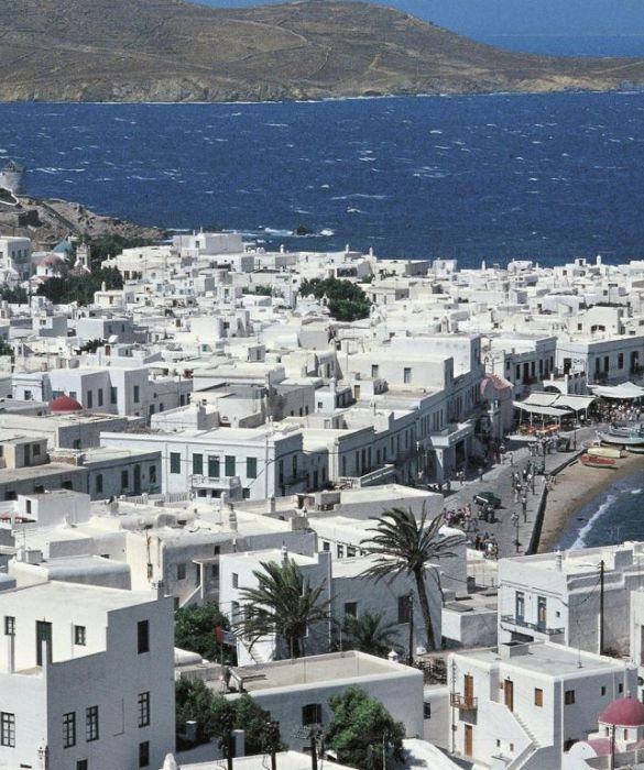 Un'altra meta non troppo lontana e facile da raggiungere per passare una vacanza a due è la Grecia: Mykonos, nelle Cicladi, è un'ottima scelta per chi vuole unire sole, mare e tanta movida.