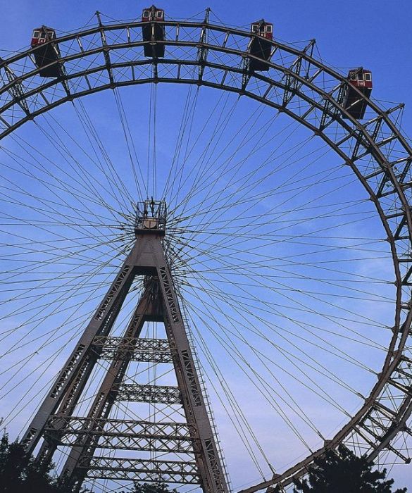 Se non potete recarvi fino all'altro capo del mondo per dire 'ti amo' non disperate, anche la nostra cara vecchia Europa offre luoghi magici come Vienna: salite sulla ruota panoramica e godetevi la splendida vista.