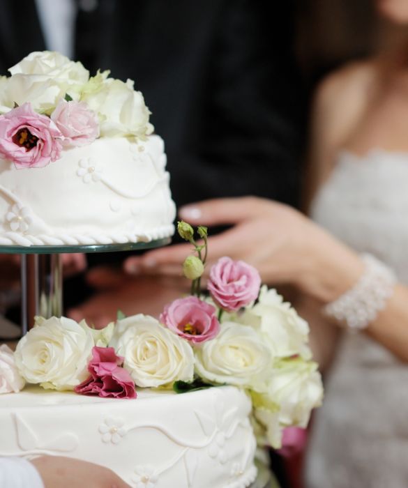 La torta nuziale è di solito una torta a piani molto grande. Sono gli sposi a sceglierla in base ai loro gusti. Può avere una base di pasta sfoglia o di pandispagna, sempre farcita con frutta, cioccolato e creme, e decorata con pasta di zucchero o fiori freschi. La tradizione vuole che gli sposi taglino la prima fetta insieme.