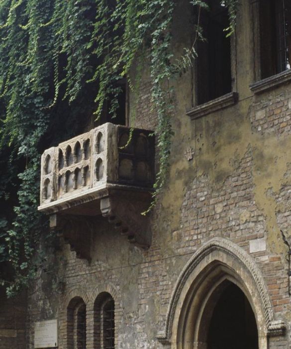 Il balcone della cosiddetta Casa di Giulietta, un palazzo medievale in stile gotico, è il luogo chiave della storia shakesperiana più romantica di tutti i tempi.