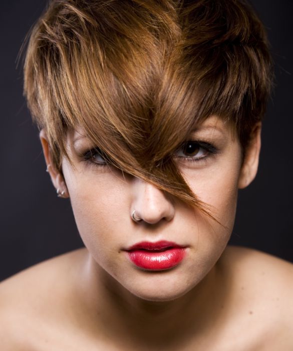 I capelli corti rendono il look di una donna molto interessante e originale e sono molto comodi e veloci da mettere in piega. Negli ultimi anni sono stati creati tagli molto belli e adatti un po' a tutte. Il taglio corto, in generale, sta bene su visi minuti e linementi regolari. Chi ha i capelli corti dovrebbe sempre truccare gli occhi e indossare orecchini per valorizzare il look.
