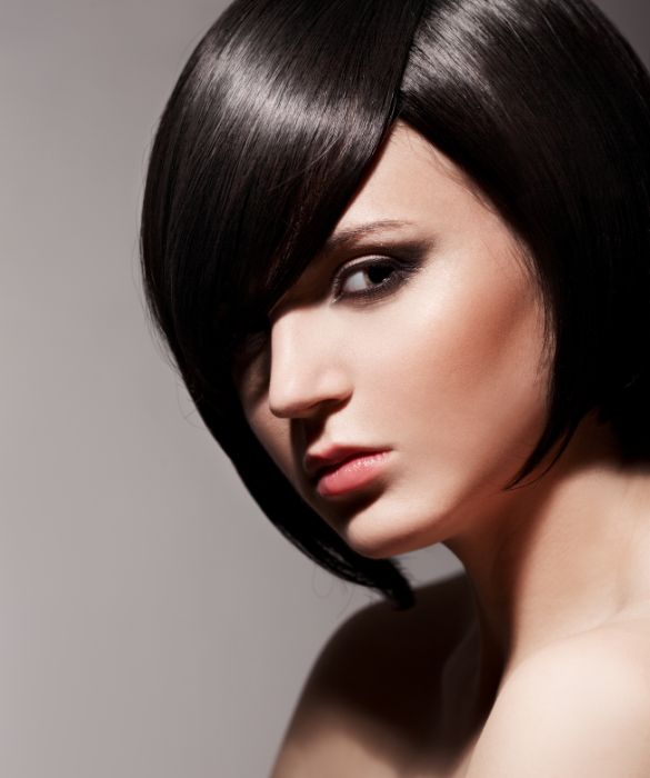 Il ciuffo da un lato sta bene a tutte perchè incornicia con leggerezza il viso.
Non è adatto a capelli ricci o crespi perchè troppo difficile da tenere in piega. Attenzione a non tagliarlo troppo corto perchè i capelli, una volta asciutti, tendono ad accorciarsi.