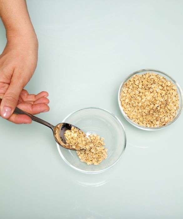 Per prima cosa versiamo i fiocchi d'avena in una capiente ciotola.