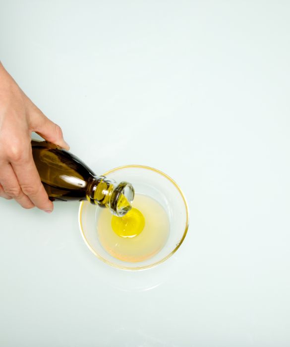 E’ la volta dell’olio d’oliva, un must per nutrire i capelli secchi.
