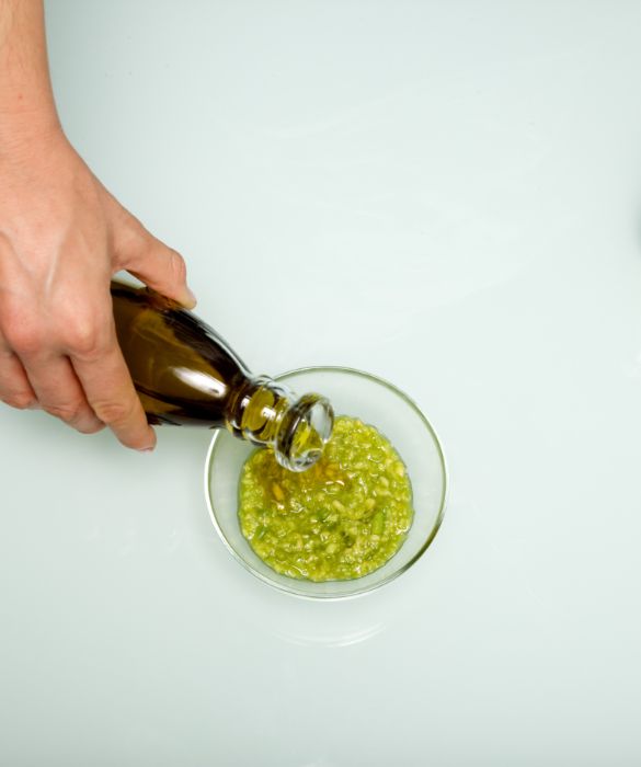 Aggiungiamo l’olio extravergine d’oliva, ricco di molecole antiossidanti ed idratanti.