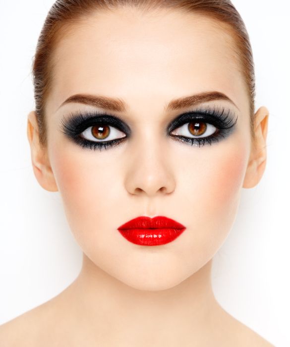 <p>Make up total black per uno sguardo magnetico! Utilizza questo tipo di make up solo se hai gli occhi molto grandi: il nero tende a rimpicciolire, soprattutto se presente in dose così massiccia!</p>
