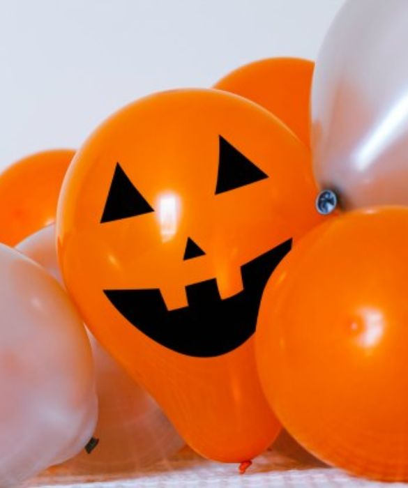 I palloncini sono le decorazioni più usate in tutte le feste e anche per Halloween non possono mancare: bianchi, neri e arancioni. Poi basta un semplice pennarello indelebile e un po'di fantasia!