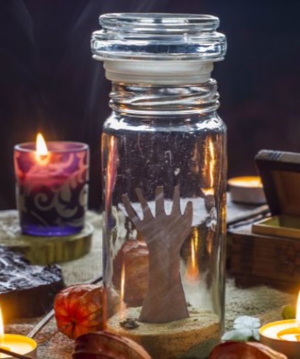 Questa potrebbe essere un'idea particolare ed innovativa per Halloween: un vasetto di vetro con della sabbia sul fondo da cui esce qualcosa di mostruoso!