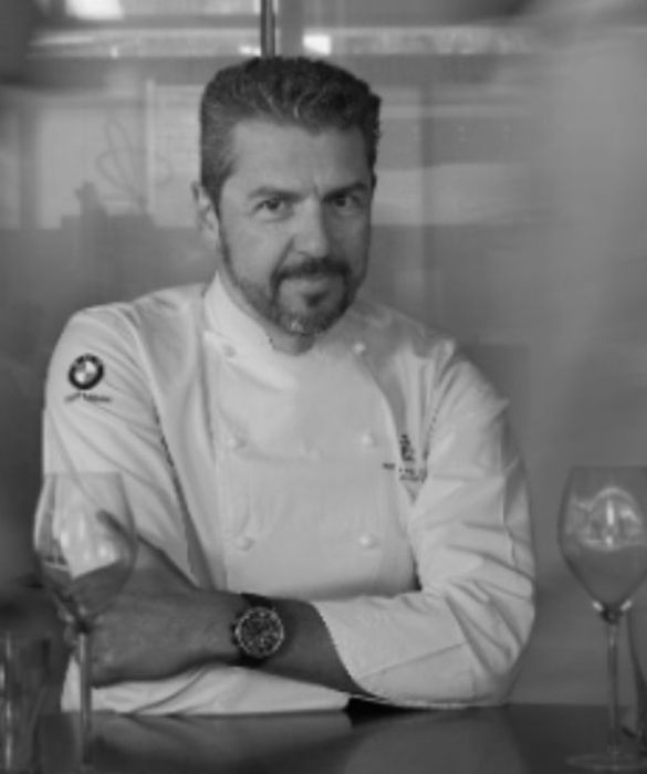 <p>Un altro chef stellato, apprezzato in Italia e all’estero che ha ceduto al fascino della televisione: Andrea Berton ha preso parte, in veste di giudice, al reality Il Ristorante degli Chef su Rai 2. Il suo ristorante Berton si trova in una via centrale di Milano e qui si possono assaporare, all’interno di una struttura estremamente elegante, piatti moderni con ingredienti classici, il tutto accompagnato da vini di alta qualità. Il suo fatturato è di 5,4 milioni di euro.</p>
