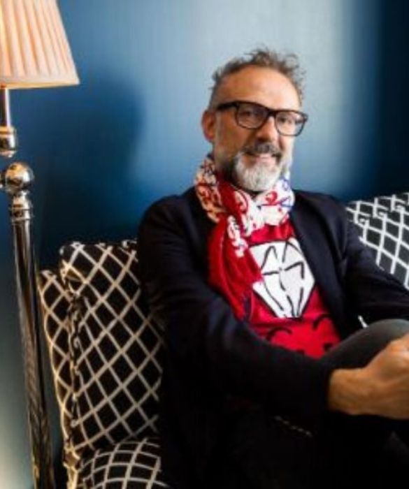 <p>Anima contadina, arte e zero sprechi: le chiavi del successo di Massimo Bottura. Autore di diversi libri tra i quali “Parmigiano reggiano” e “Aceto Balsamico” e nel 2015, in concomitanza con l’Expo, ideatore del progetto in collaborazione con la Caritas Ambrosiana volto all’accoglienza e al ristoro di persone in difficoltà che ha consentito il recupero di circa 15 tonnellate d’eccedenze alimentari. La sua Osteria Francescana di Modena, il primo ristorante italiano ad aggiudicarsi il primo posto nell’elenco dei “The World’s 50 Best Restaurants Awards” di New York, secondo le stime, fattura 4,9 milioni di euro.</p>
