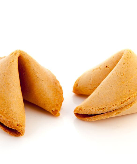 I biscotti cinesi della fortuna sono dei dolcetti friabili che si servono a fine pasto e che contengono all'interno un bigliettino con una massima o un consiglio. Bisogna avere una certa manualità per realizzarli in casa.