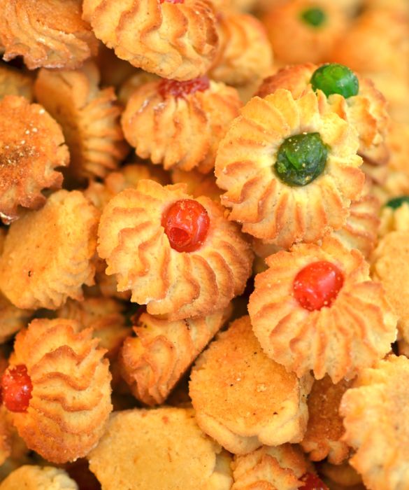 I biscotti alle mandorle decorati con ciliegie candite sono tipici del sud Italia. Sono realizzati con farina ed essenza di mandorle ed hanno una consistenza particolare, molto morbida e corposa. Si regalano di solito per le festività.