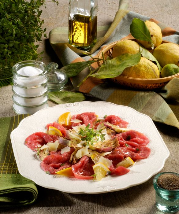 Un piatto di carpaccio di cuori di carciofo