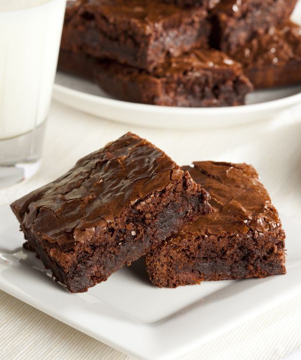 I brownies sono dei dolci americani al cioccolato che hanno la forma di cubotti. La consistenza è morbida e molto burrosa. La ricetta originale prevede nell'impasto anche una manciata di noci tritate. Quelli realizzati con il cioccolato bianco si chiamano Blondies.