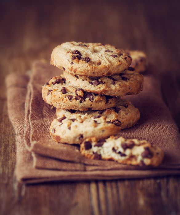 I chocolate chip cookies sono biscotti tipici americani farciti con gocce di cioccolato fondente.
Possono essere bianchi o, con l'aggiunta di qualche cucchiaio di cacao amaro, completamente neri.La loro caratteristica sta nella consistenza un po' 