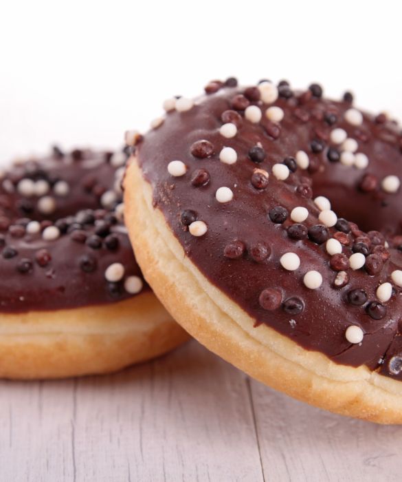 I Donuts sono delle ciambelline fritte, o al forno, rese famose da film e serie televisive americane. Sono glassate e ricoperte di zuccherini colorati, oppure decorate con cioccolato fuso. Da qualche anno spopolano anche in Italia e fanno la felicità di grandi e piccini.