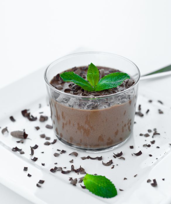 La mousse è un dolce molto facile e veloce da realizzare. Basta montare la panna con le uova e lo zucchero e aggiungere il cioccolato fuso, bianco, al latte o fondente. Se volete osare con abbinamenti arditi e molto originali, aggiungete della menta alla vostra mousse di cioccolato fondente e del tè verde alla mousse di cioccolato bianco.