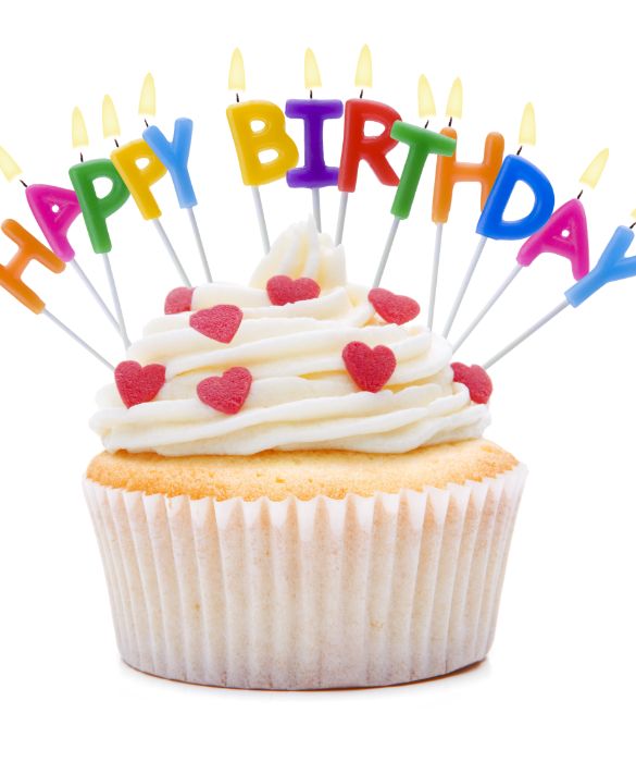 Le torte di compleanno fatte di cupcakes sono la tendenza del momento. Sistemati su un'alzatina o su una base a piani di polistirolo, i cupcakes con le candeline faranno la gioia di tutti i festeggiati, grandi e bambini.