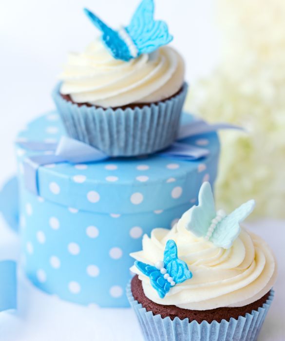 Con la pasta di zucchero e un po' di creatività si possono realizzare delle decorazioni carine, colorate e divertenti per i cupcakes. 