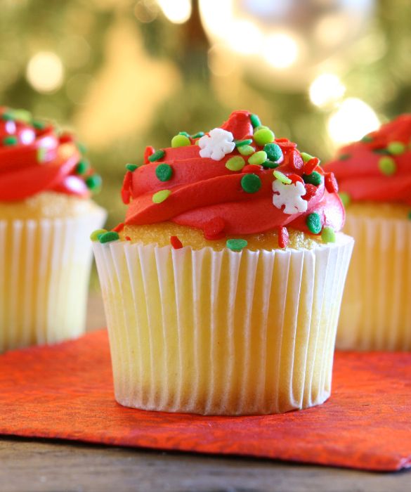 Il frosting che decora i cupcakes può essere colorato con del colorante alimentare, preferibilmente in polvere. Il frosting rosso è perfetto per un'occasione romantica come San Valentino.