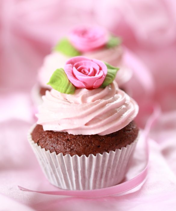 Esistono innumerevoli ricette per preparare cupcakes. Quelli profumati e aromatizzati con petali di rose sono i più eleganti e femminili.