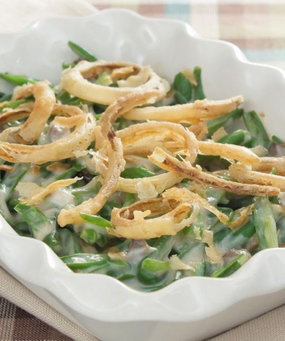 Altro contorno tradizionale è la Green Bean Casserole (tegame di fagiolini verdi). Forse poco conosciuto qui in Italia, questo piatto gustoso consiste essenzialmente in una casseruola di fagiolini conditi da una cremosa salsa di funghi e passati in forno, il tutto sormontato da croccanti anelli di cipolla fritti.