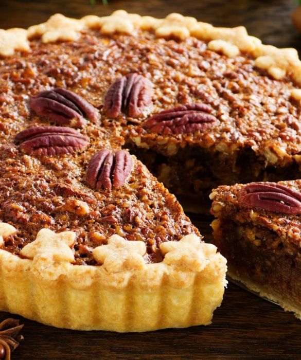 Infine passiamo ai dolci con una ricetta tutta a stelle e strisce: la Pecan Pie. Preparata con una base di pasta frolla, glassa di sciroppo di mais o melassa e croccanti noci pecan, la Pecan Pie è uno dei dolci più tradizionali per chiudere in bellezza il pranzo (o la cena) del Ringraziamento.