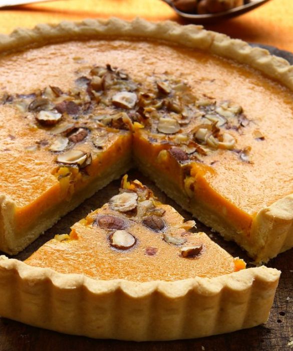 Infine un altro superclassico della pasticceria americana autunnale: la Pumpkin Pie, la torta preparata con l’ingrediente principe di questi mesi: la zucca! La Pumpkin Pie consiste in uno strato di pasta frolla su cui è adagiata una golosa crema alla zucca aromatizzata con zenzero, noce moscata e l'immancabile cannella. E tradizione vuole che si serva con un bel ricciolo di panna montata.