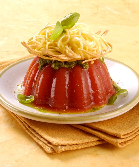Un primo piatto diverso dal solito: tagliolini al pesto al pomodoro gelatinato