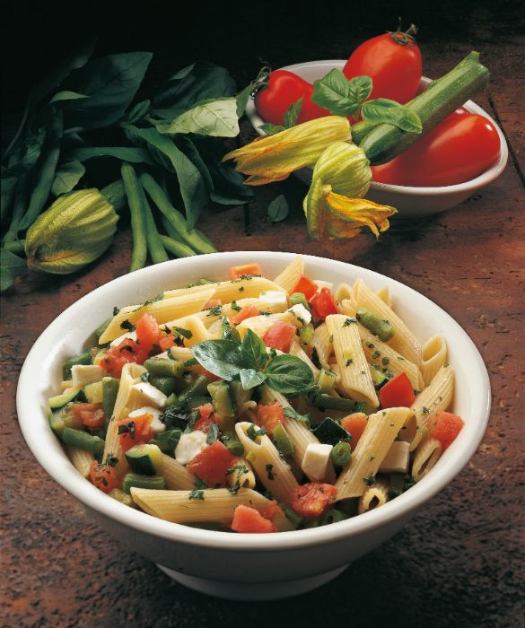 Un classico piatto estivo nutriente e gustoso: l'insalata di pasta