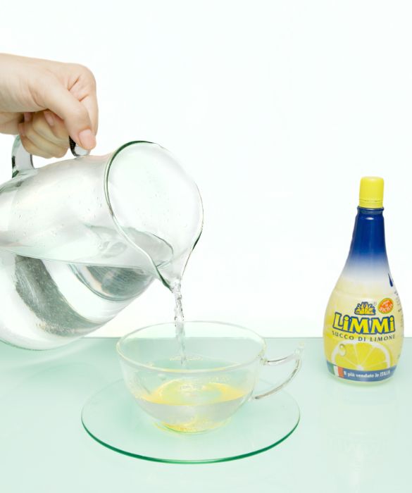 Scalda dell'acqua e versala nella tazza sopra il miele così da scioglierlo.