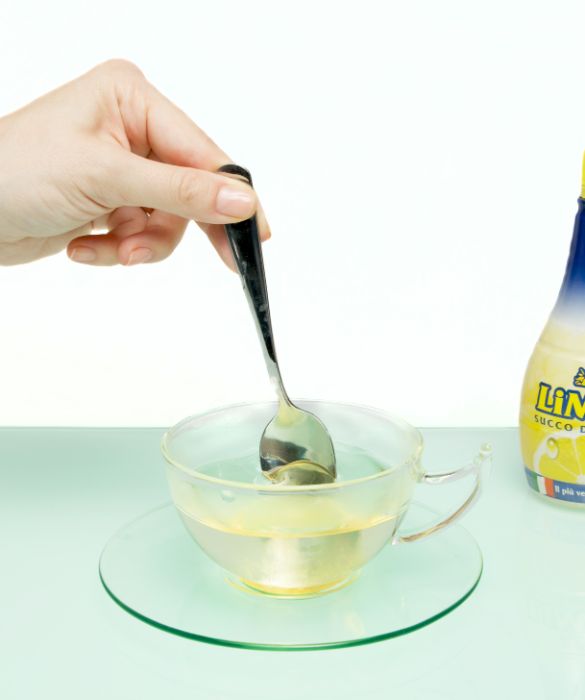 Aiutati con un cucchiaino per stemperare il miele nell'acqua calda.