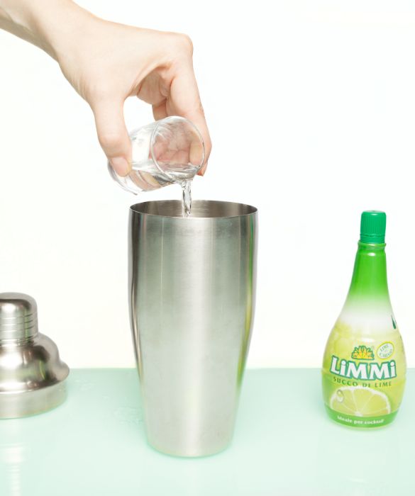 Il secondo passaggio per preparare il nostro Cosmo prevede la vodka: versala sul ghiaccio nello shaker!