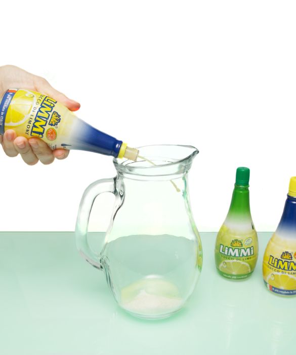 È il momento del succo di limone, che contribuisce a dare alla bevanda alcolica una piacevole e dissetante nota aspra.