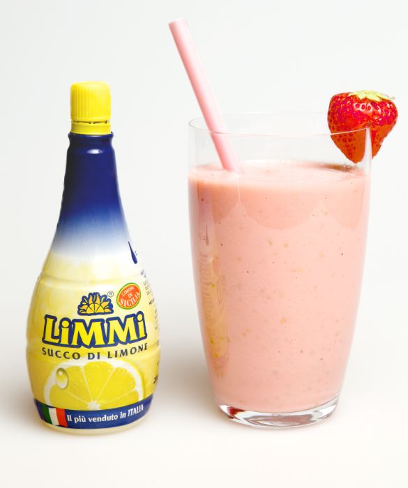 Lo smoothie banana, fragole e limone è pronto da sorseggiare nei pomeriggi d’estate!