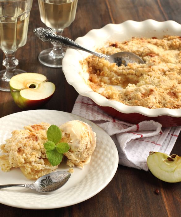 Il crumble è un impasto molto goloso realizzato con farina, burro e zucchero che si sbriciola e si cuoce in forno solitamente con la frutta.
Il crumble di mele è un classico. Va servito tiepido accompagnato da una pallina di gelato alla vaniglia e una spolverata di cannella.