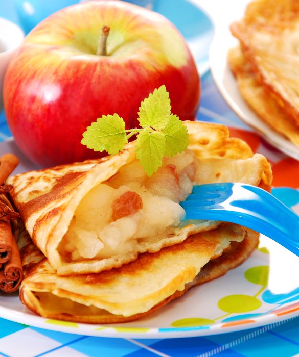 La crepe è un dolce velocissimo e molto semplice da realizzare. Si può farcire con creme o confetture e decorare con zucchero a velo o granella di nocciole. La crepe con le mele caramellate è un dessert perfetto per una fredda giornata invernale.