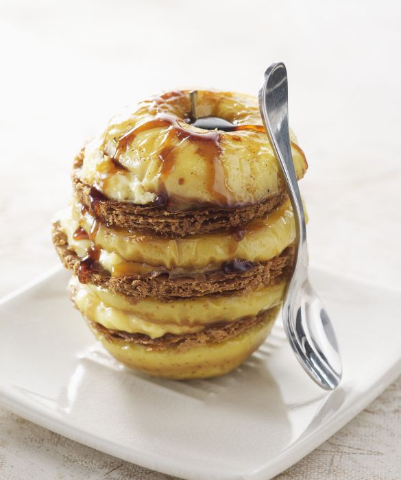 Se volete stupire i vostri ospiti preparate una millefoglie di mele.
Basta tagliare delle rondelle di mele molto sottili, caramellarle con acqua e zucchero e intervallarle con della pasta sfoglia già cotta e della crema pasticcera formando un tortino. 