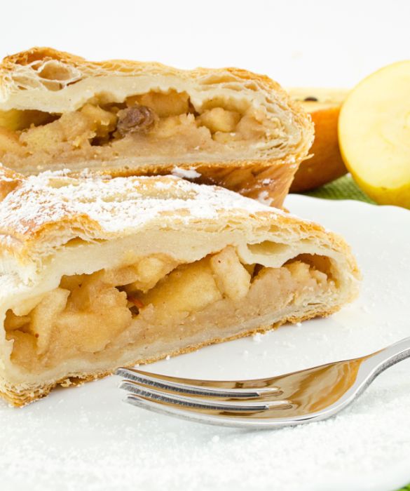 Lo strudel è un dolce famosissimo tipico del Trentino Alto Adige. Si tratta di un guscio di pasta simile alla sfoglia ripieno di mele, uvetta, pinoli, noci, confettura di albicocche e cannella. Si può servire con la panna montata, il gelato alla vaniglia o la crema inglese.