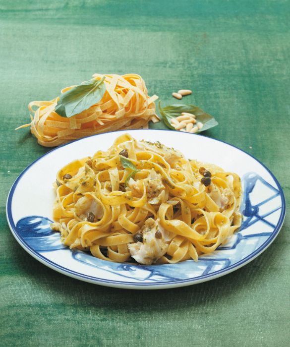 Un piatto di tagliatelle al palombo e pesto