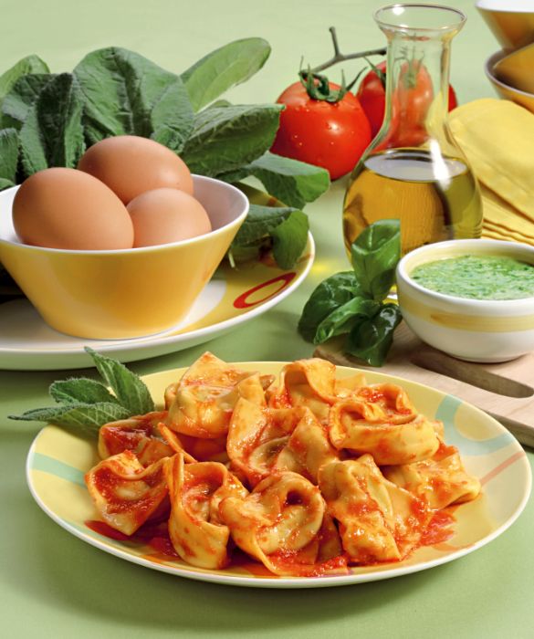 Tortelloni di borragine e pesto al pomodoro