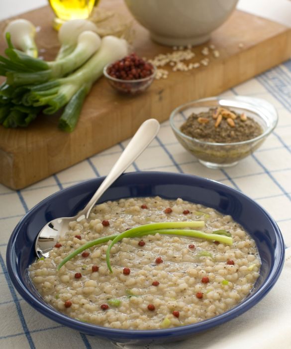 Minestra d'orzo con pesto di olive e pepe rosa