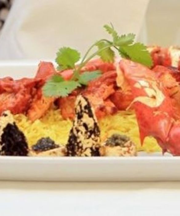<p>A Londra, alla Bombay Brasserie è possibile assaggiare il Samundri Khazana Curry, il piatto a base di curry più costoso al mondo (ben 2200 euro!). Si tratta di un piatto di pesce al curry accompagnato con granchio, caviale beluga, aragosta (il cui guscio è placcato in oro commestibile), tartufo bianco, spugnole e riso aromatizzato con zafferano. Allo Chef Prahlad Hegde l’idea è stata suggerita dalla sua mamma, cioè quella di usare i migliori ingredienti presenti in tutto il mondo.</p>
