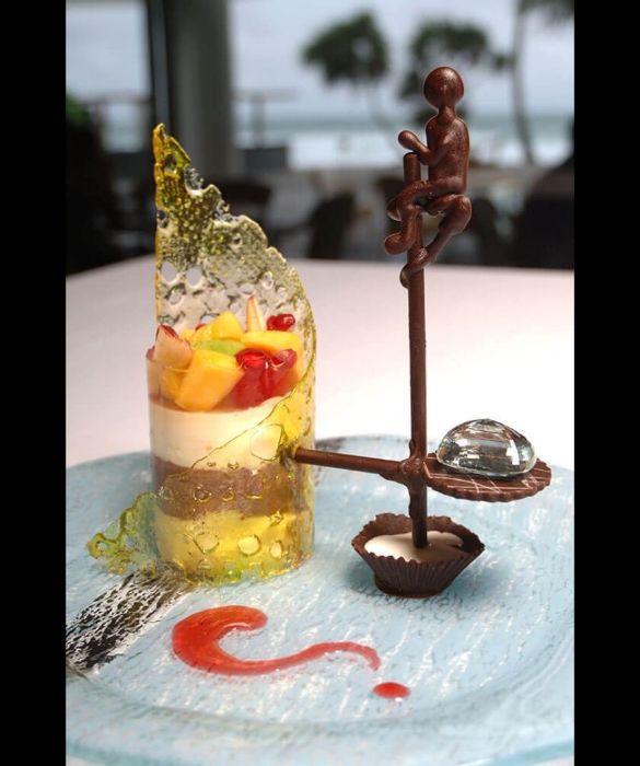 Seconda posizione per il Fortress stilt fisherman indulgence da 14.500 dollari. Nel Fortezza Resort and Spa in Sri Lanka si può assaggiare questa scultura realizzata con foglia d’oro che circonda una piccola cassata siciliana, decorata con melograno e mango spruzzati di Dom Perignon e impreziosita da una pietra di acquamarina da 80 carati, più grande dello stesso dolce che sii mangia davvero in un solo boccone.